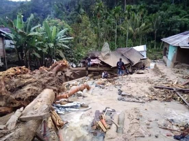Những hình ảnh về hậu quả của trận lũ lụt được người phát ngôn cơ quan Giảm nhẹ Thiên tai Quốc gia Indonesia chia sẻ trên mạng xã hội. Ảnh: Twitter