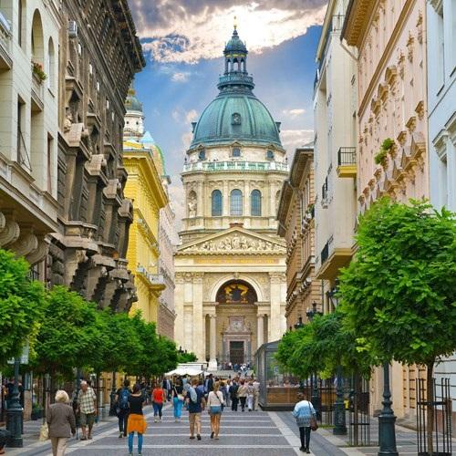 Đường Zrinyi Utca tại thủ đô Budapest của Hungary. Đây là tuyến phố đi bộ mà du khách có thể chiêm ngưỡng góc đẹp nhất của Nhà thờ nổi tiếng Saint Stephen.