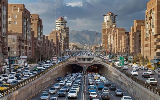 Dòng xe cộ đông đúc tiến vào đường hầm Tohid - đường hầm dài thứ 3 tại Trung Đông, không làm mất đi vẻ đẹp ấn tượng của đường phố Tehran, Iran. Ở phía xa là dãy núi hùng vĩ  Alborz.