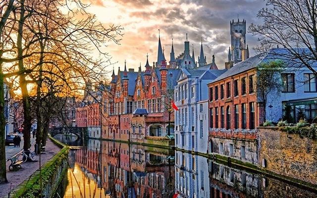 Những con kênh chạy khắp thành phố Bruges của Bỉ. Những con phố lát đá, những tòa nhà sơn màu sặc sỡ soi bóng xuống dòng kênh đã trở thành điểm thu hút du khách tới Bruges.