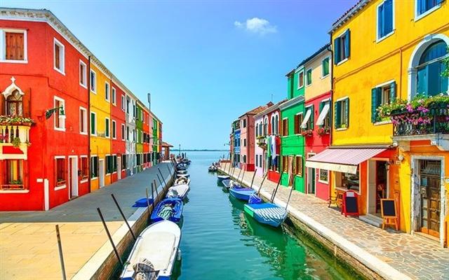 Thị trấn Burano, Venice, Italy gây ấn tượng với những tòa nhà thấp vuông vắn và vô cùng sặc sỡ bên dòng kênh.