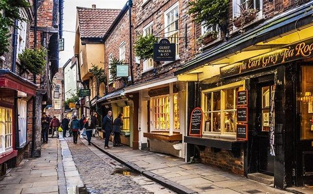 Đường phố tại York, nước Anh mang vẻ cổ kính đặc trưng của châu Âu.