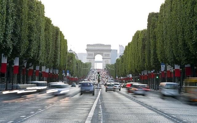 Đây có lẽ là con đường nổi tiếng nhất thế giới. Không cần phải nêu tên ai cũng có thể nhận ra Đại lộ Champs-Élysées và Khải hoàn môn tại thủ đô Paris, Pháp.