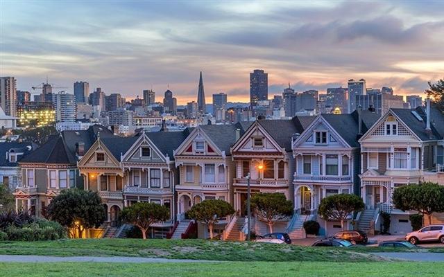 Khung cảnh đẹp, đường phố yên bình tại San Francisco, California, Mỹ đã trở nên nổi tiếng qua các bộ phim Mrs Doubtfire (1993) hay chương trình truyền hình Full House (1987-1995). Dãy nhà trên đường Steiner là địa điểm 