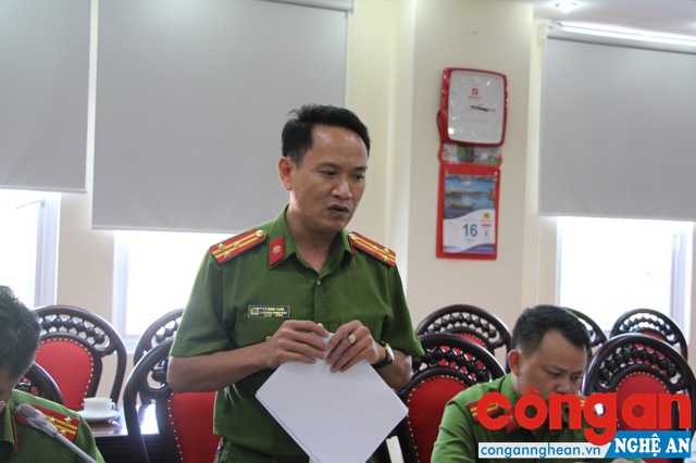 Thượng tá Lê Minh Tuấn - Phó trưởng Phòng Cảnh sát thi hành án hình sự và hỗ trợ tư pháp đưa ra các ý kiến đóng góp tại Luật đặc xá (sửa đổi).