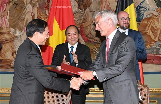 Lãnh đạo hai bộ ngoại giao Việt Nam và Bỉ ký Bản ghi nhớ thiết lập cơ chế tham vấn chính trị song phương. Ảnh: VGP/Quang Hiếu