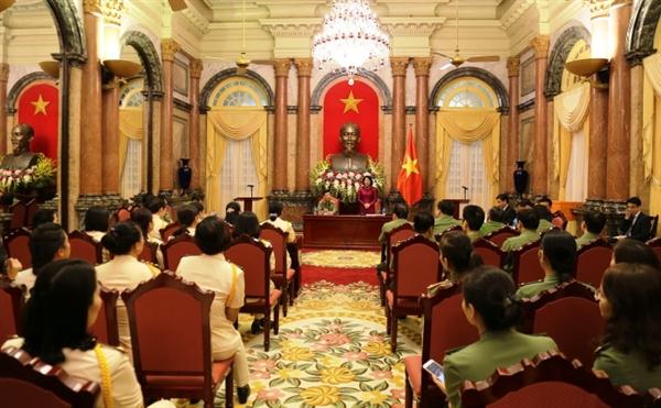 Quyền Chủ tịch nước Đặng Thị Ngọc Thịnh phát biểu tại buổi gặp mặt.