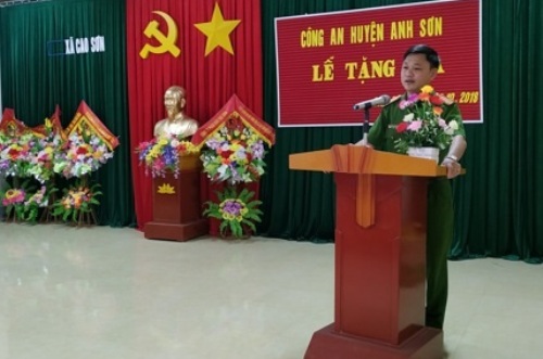Đồng chí Trung tá Trương Xuân Cường - Phó trưởng Công an huyện Anh Sơn phát biểu tại buổi lễ