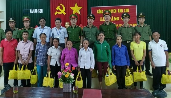 Công an huyện Anh Sơn tặng quà cho các hộ nghèo