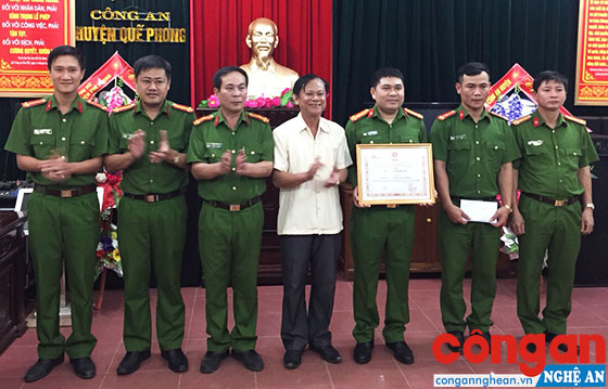Lãnh đạo Huyện ủy Quế Phong khen thưởng cho Công an huyện về những thành tích trong đấu tranh phòng, chống tội phạm
