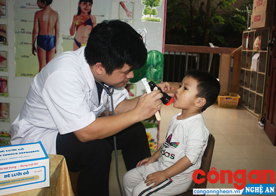 Khám sức khỏe cho học sinh tại Trường Mầm non Trường Thi, TP Vinh