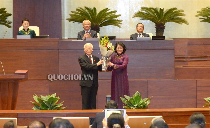 Phó Chủ tịch nước Đặng Thị Ngọc Thịnh tặng hoa chúc mừng Chủ tịch nước Nguyễn Phú Trọng