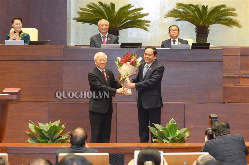 Chủ tịch Ủy ban Trung ương Mặt trận Tổ quốc Việt Nam Trần Thanh Mẫn tặng hoa chúc mừng Chủ tịch nước Nguyễn Phú Trọng