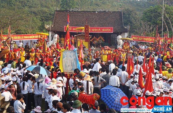 Hàng năm, lễ hội đền Quả Sơn thu hút đông đảo du khách thập phương tìm về