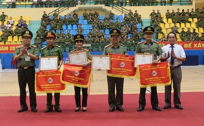 Thiếu tướng Đào Gia Bảo và lãnh đạo Tỉnh ủy Thừa Thiên - Huế trao Cờ, Bằng khen tặng  các đoàn đạt giải Nhất toàn đoàn tại Hội thao.