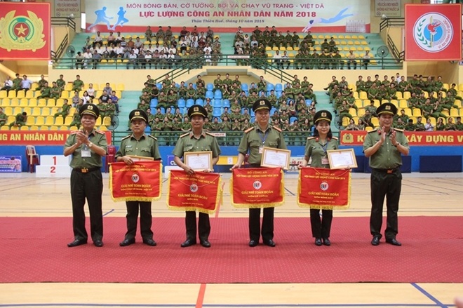Thiếu tướng Đào Gia Bảo và Giám đốc Công an tỉnh Thừa Thiên - Huế trao Cờ, Bằng khen tặng các đoàn đạt giải Nhì toàn đoàn tại Hội thao.