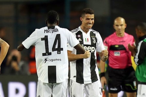 Ronaldo tỏa sáng với cú đúp giúp Juventus ngược dòng thành công trước Empoli (Ảnh: Getty).