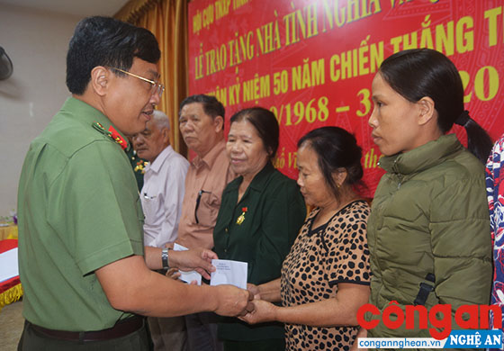 Đồng chí Đại tá Hồ Văn Tứ - Phó Giám đốc Công an tỉnh ân cần hỏi thăm sức khoẻ các cựu TNXP
