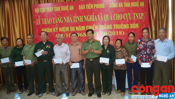 Đồng chí Đại tá Hồ Văn Tứ - Phó Giám đốc Công an tỉnh tặng quà 30 cựu TNXP hiện đang sinh sống trên địa bàn tỉnh Nghệ An