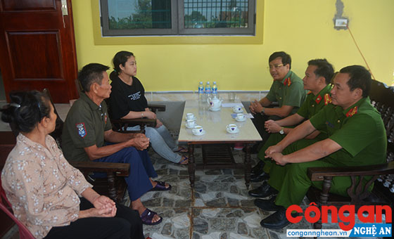 Lãnh đạo Công an tỉnh Nghệ An và Phòng Cảnh sát cơ động thăm hỏi hoàn cảnh gia đình đồng chí Thượng uý Trần Nguyên Tiên