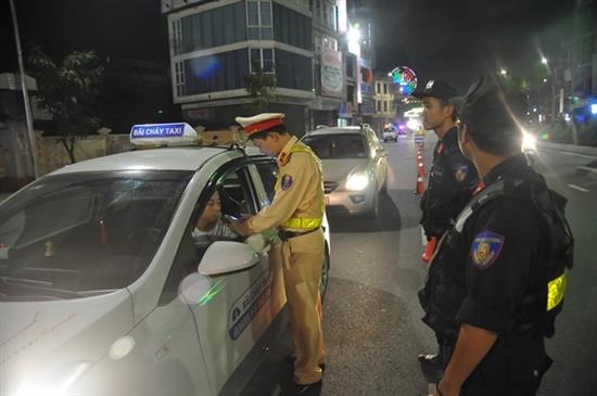 CSGT và CSCĐ Công an tỉnh Quảng Ninh tiến hành đo nồng độ cồn tài xế điều khiển phương tiện tham gia giao thông.