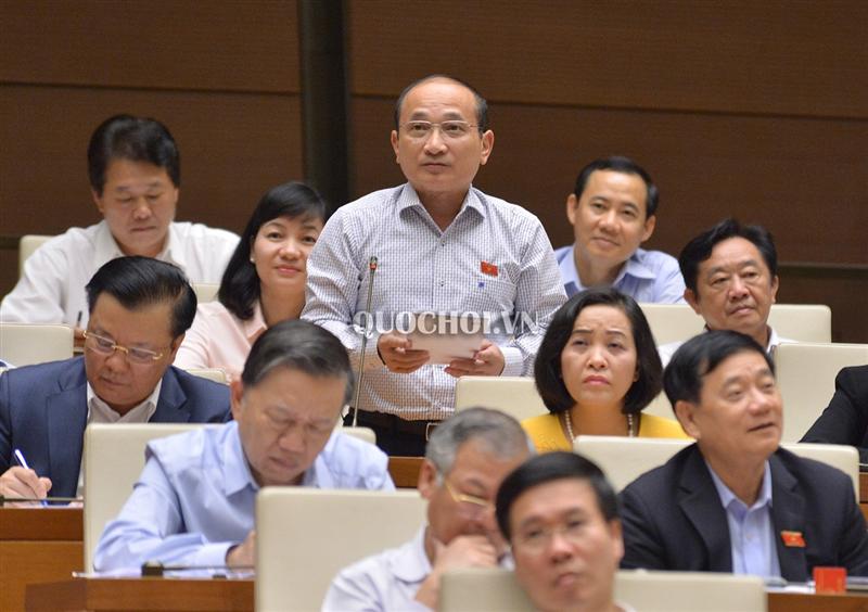 Đại biểu Nguyễn Thanh Hiền – đoàn ĐBQH tỉnh Nghệ An chất vấn về việc xử lý các hồ đập hỏng hóc, không bảo đảm an toàn
