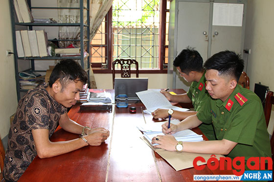 Cán bộ Công an huyện Diễn Châu lấy lời khai của đối tượng mua bán trái phép chất ma túy