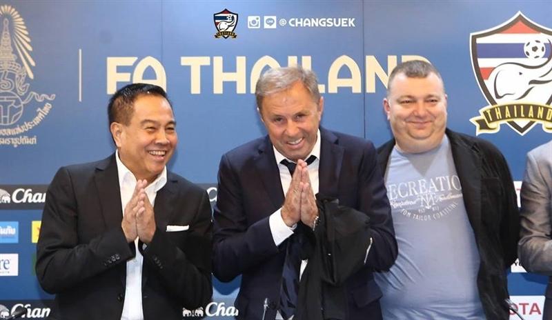 HLV Đội tuyển Thái Lan Milovan Rajevac (người đứng giữa). Nguồn: Goal.com