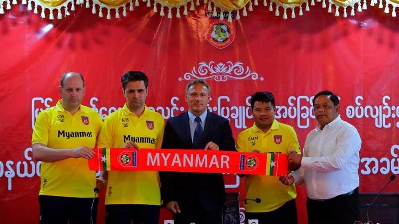 HLV Đội tuyển Myanmar Antonie Hey (người đứng giữa). Nguồn: Goal.com