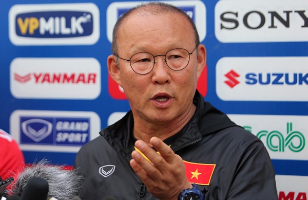 HLV trưởng Đội tuyển Việt Nam Park Hang-seo trả lời báo chí. Ảnh: VFF