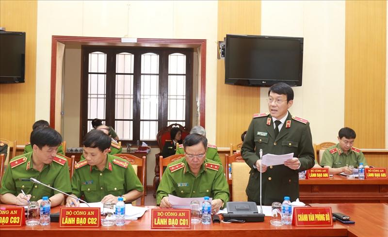 Thiếu tướng Lương Tam Quang, Chánh Văn phòng Bộ Công an báo cáo tóm tắt tình hình, kết quả công tác công an trong tháng 10, đề xuất một số nhiệm vụ công tác tháng 11/2018.