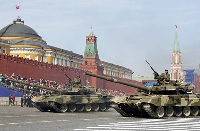 Xe tăng trong lễ duyệt binh kỉ niệm Cách mạng tháng Mười năm 1990. Từ năm 1995, Liên Bang Nga chỉ còn áp dụng hình thức duyệt binh cho lễ kỉ niệm ngày chiến thắng Phát Xít 9 tháng 5.