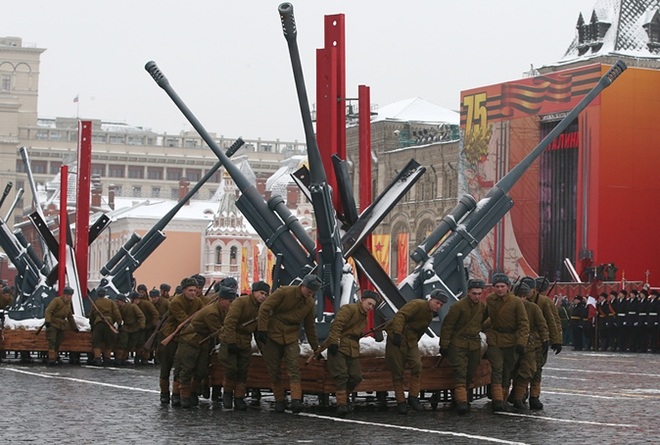 Đoàn diễu binh của Nga tái hiện lại những hình ảnh từ thời Thế chiến II trong lễ diễu binh kỷ niệm 99 năm Cách mạng Tháng Mười và 75 năm trận chiến Stalingrad hào hùng (1941-2016) năm ngoái.