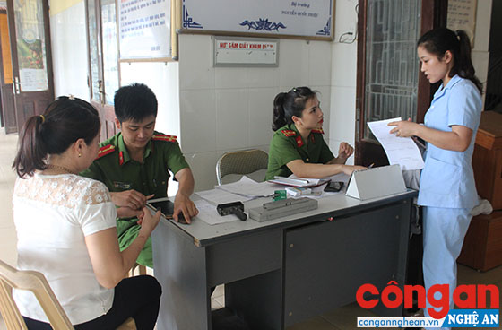 Công an huyện Hưng Nguyên làm thủ tục cấp chứng minh nhân dân miễn phí tại Bệnh viện Đa khoa huyện Hưng Nguyên