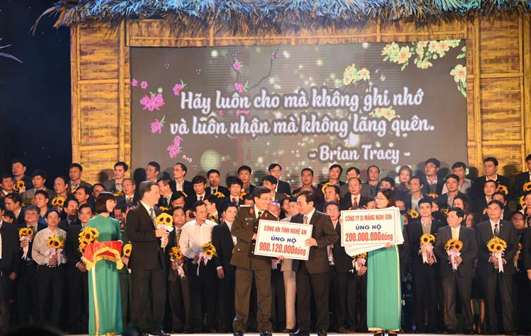 Nhiều năm qua, Công an Nghệ An đã tích cực triển khai các hoạt động hỗ trợ người nghèo, đặc biệt là chương trình “Tết vì người nghèo” (Trong ảnh: Đồng chí Đại tá Hồ Văn Tứ,                  Phó Giám đốc Công an tỉnh trao tặng hơn 900 triệu đồng hỗ trợ người nghèo                             trong dịp Tết Đinh Dậu 2017)