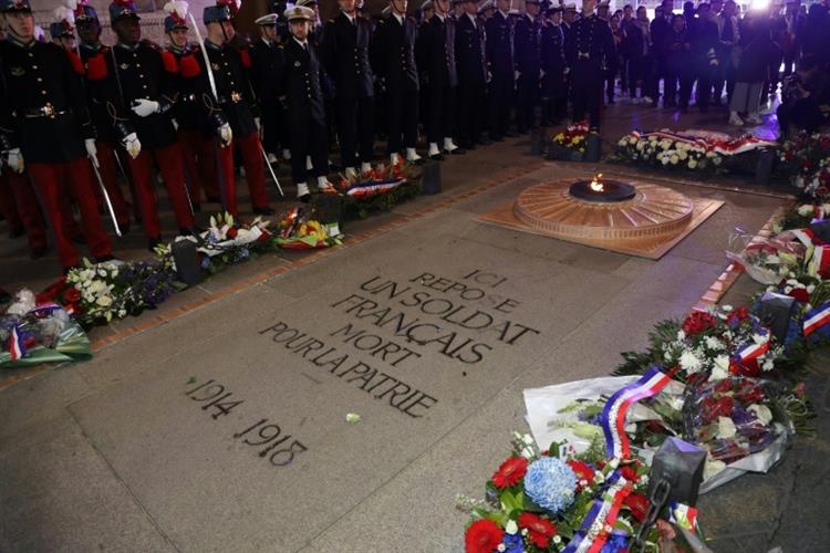 Lễ tưởng niệm bên ngôi mộ các binh sĩ vô danh ở Khải Hoàn Môn, Paris. Ảnh: AFP