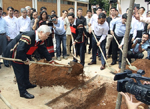 Tổng Bí thư, Chủ tịch nước Nguyễn Phú Trọng trồng cây lưu niệm tại xã Dur Kmăl.