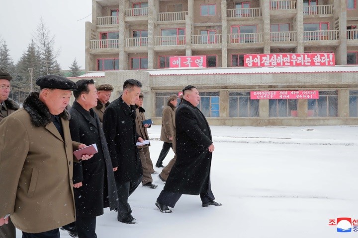 Nhà lãnh đạo tối cao Triều Tiên Kim Jong-un (Kim Chính Ân) vào cuối tháng 10 đã đi thăm dự án khu du lịch Wonsan-Kalma vẫn đang trong quá trình xây dựng này.