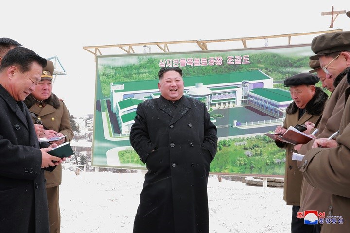Nụ cười tươi của ông Kim Jong-un (ở giữa) khi đi kiểm tra dự án khu nghỉ dưỡng này.