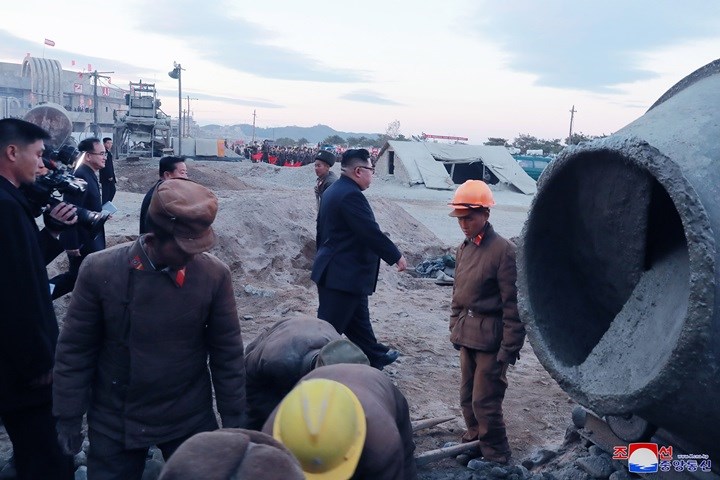 Ông Kim Jong-un đi qua khu vực trộn bê tông…