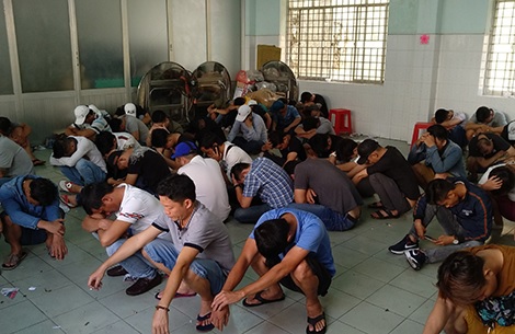 Những “người trẻ” bị đưa về trụ sở Công an chờ kiểm tra ma túy.