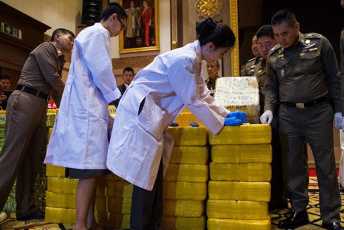 Cảnh sát trưởng Quốc gia Thái Lan Chaktip Chaijinda (thứ hai từ phải sang) cùng các chuyên gia kiểm nghiệm số ma túy đá gồm 10 triệu viên yaba được sản xuất ở Myanmar bị thu giữ ở Thủ đô Bangkok ngày 11/5/2018