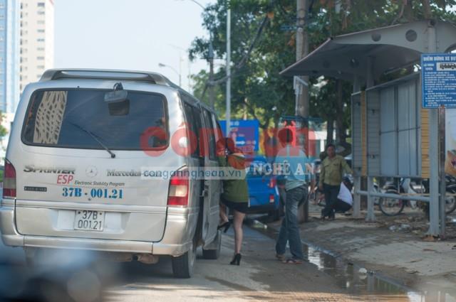 1 chiếc “xe dù” đang “ăn khách” tại điểm dừng xe buýt trên địa bàn TP Vinh