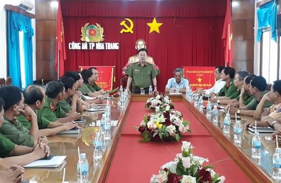 Đại tá Nguyễn Khắc Cường - Giám đốc Công an tỉnh Khánh Hòa biểu dương thành tích Đội CSĐT tội phạm về ma túy Công an TP Nha Trang.