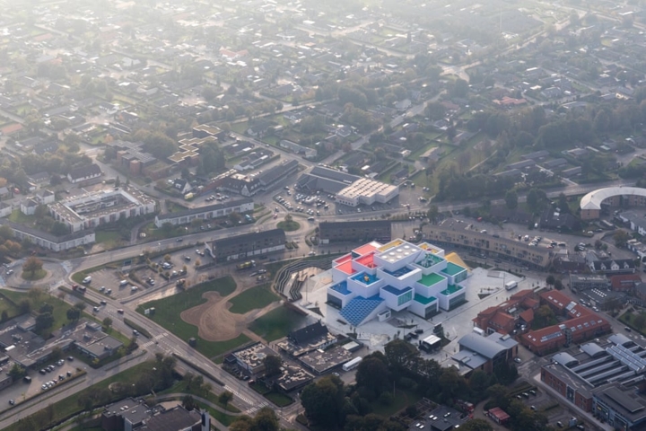 Toàn bộ tổ hợp Lego House ở Billund, Đan Mạch, nổi bật giữa sắc màu có phần đơn điệu của thành phố.