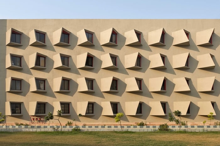 Như một bức tranh 3D trừu tượng về những tòa nhà và con phố nhìn từ trên cao, đây thực ra lại là mặt bên của một công trình mang tên “The Street” ở Uttar Pradesh, Ấn Độ.