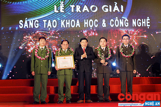 Đồng chí Nguyễn Xuân Đường, Chủ tịch UBND tỉnh trao giải Nhất Sáng tạo Khoa học và Công nghệ Nghệ An năm 2013 cho Nhóm tác giả Công an tỉnh