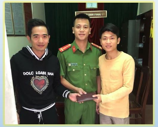 Sinh viên Lương Tuấn Anh (áo vàng) trả lại chiếc ví cho anh Ngô Văn Hoành