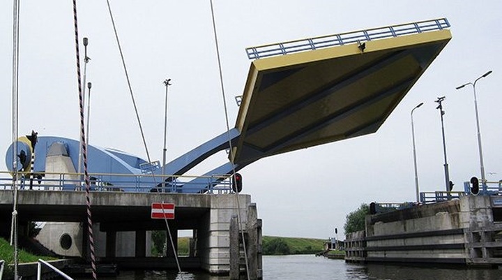 Cầu Slauerhoffbrug, Hà Lan: Bởi có rất nhiều những con kênh ở Hà Lan nên giao thông đường thủy ở đây rất tấp nập. Quốc gia này cần có một cây cầu có thể nhanh chóng nâng lên hạ xuống để đảm bảo cả giao thông đường thủy và đường bộ. Đó là lý do cầu Slauerhoffbrug được xây dựng năm 2000 từ sắt và thép. Mỗi ngày cây cầu này nâng lên hạ xuống 10 lần nhờ hệ thống thủy lực.
