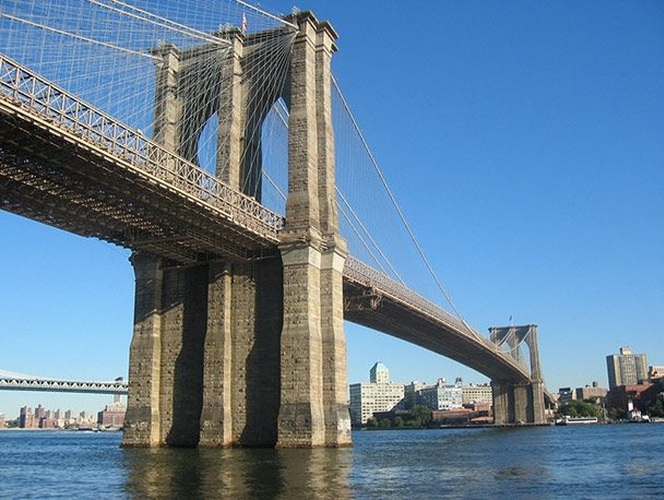 Cầu Brooklyn, Mỹ: Hoàn thành năm 1883, cầu Brooklyn là một công trình lịch sử mang tính biểu tượng của New York. Cây cầu này nối Manhattan với Brooklyn và bắc ngang sông Đông.